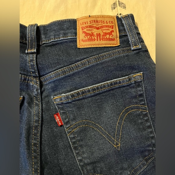 SOLD ELSEWHERE; Size 26 Levi’s Mom jeans, like new. - Picture 4 of 4